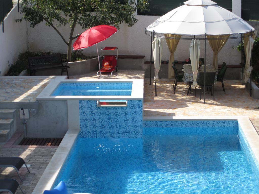 Apartments Nives Supetar Ngoại thất bức ảnh