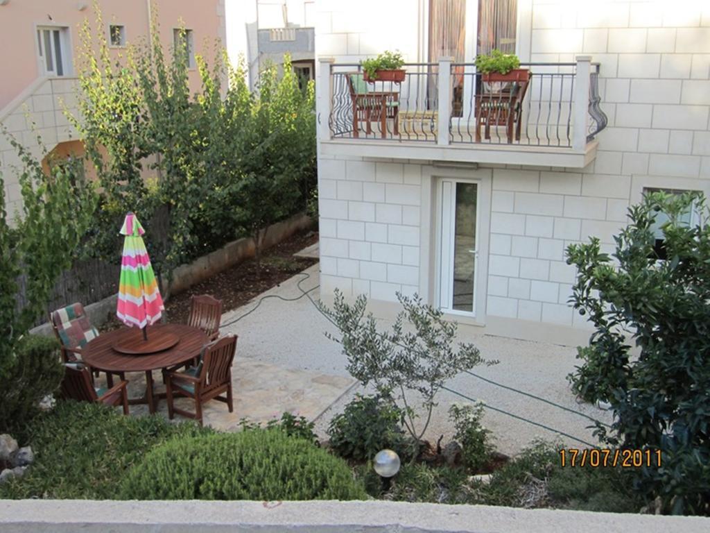 Apartments Nives Supetar Ngoại thất bức ảnh