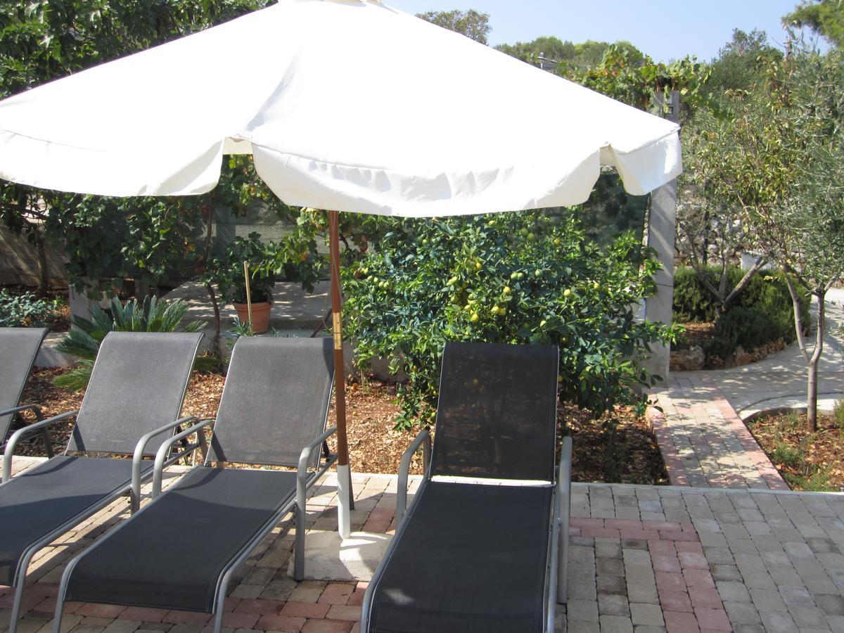 Apartments Nives Supetar Ngoại thất bức ảnh