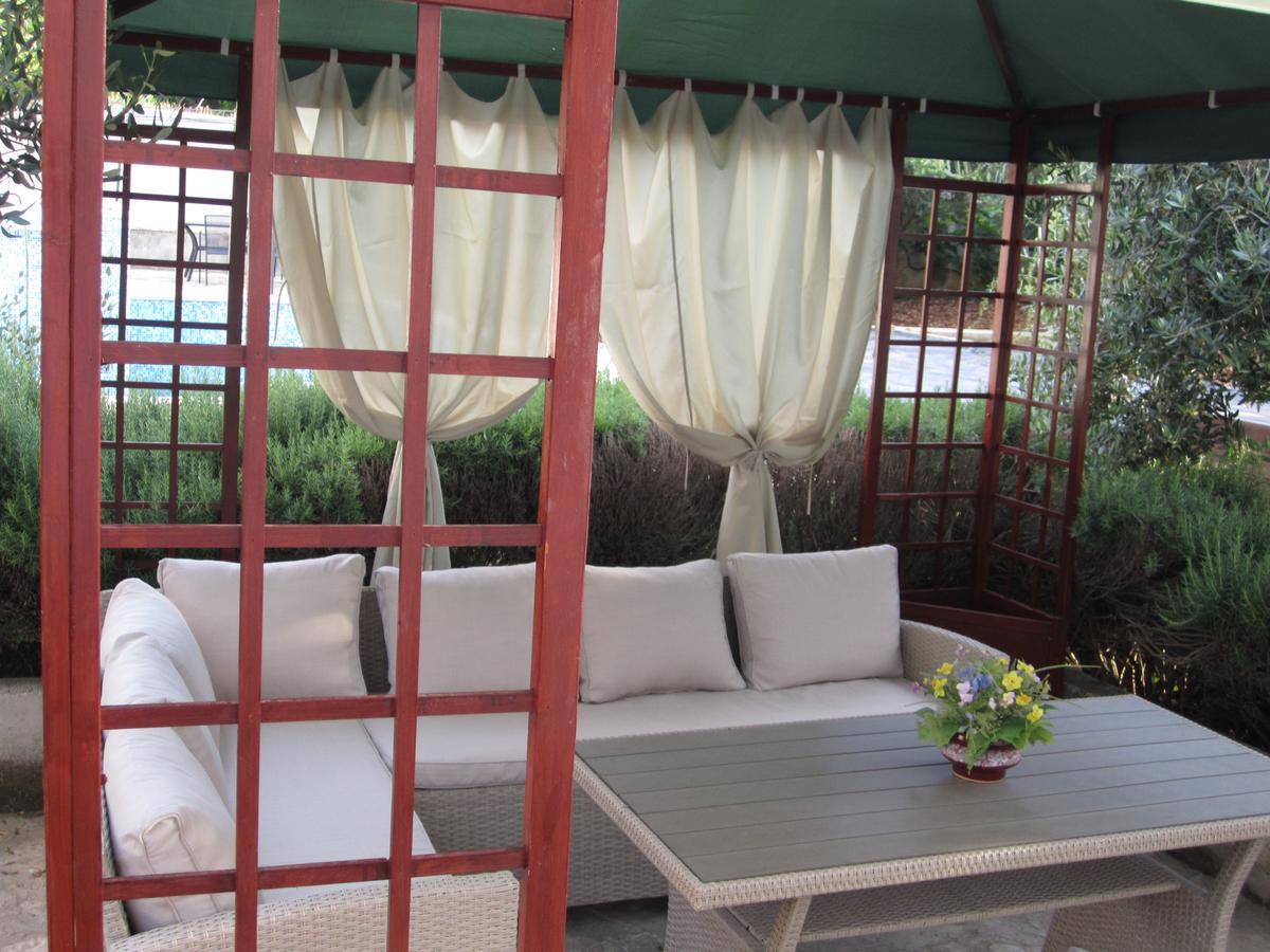 Apartments Nives Supetar Ngoại thất bức ảnh